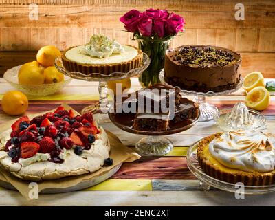 Key Lime Pie, Salted Bourbon Caramel Sticky Toffee Pudding, Limoncello Meringue Pie Chocolate Cheesecake, Summer Fruit & Rose Pavlova Stockfoto