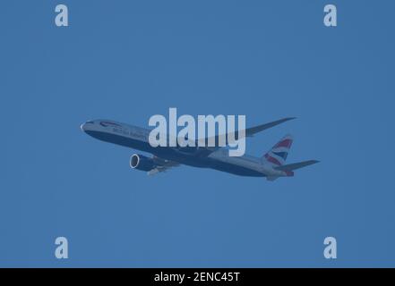 Wimbledon, London, Großbritannien. 26. Februar 2021. Am frühen Morgen beginnt die Boeing 777 von British Airways aus Atlanta ihre Annäherung an den Flughafen London Heathrow in klarem blauen Himmel. Quelle: Malcolm Park/Alamy Live News Stockfoto