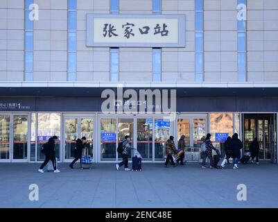 Peking, China. 30th Dez 2020. Das Foto vom 30. Dezember 2020 zeigt den Eingang des Bahnhofs Zhangjiakou in Zhangjiakou, der nordchinesischen Provinz Hebei. Quelle: Zhang Chenlin/Xinhua/Alamy Live News Stockfoto