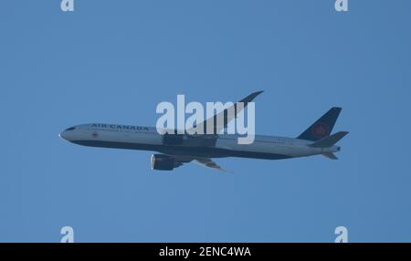 Wimbledon, London, Großbritannien. 26. Februar 2021. Am frühen Morgen beginnt Air Canada Boeing 777 aus Toronto seine Annäherung an den Flughafen London Heathrow in klarem blauen Himmel. Quelle: Malcolm Park/Alamy Live News Stockfoto