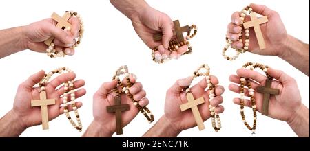 Satz von Händen in verschiedenen Positionen hält ein christliches Kreuz mit einer Kette von Holzperlen weißen isolierten Hintergrund. Stockfoto