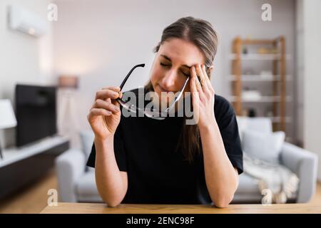 Gelangweilte Traurige Frau Mit Kopfschmerzen Und Schmerzen Stockfoto