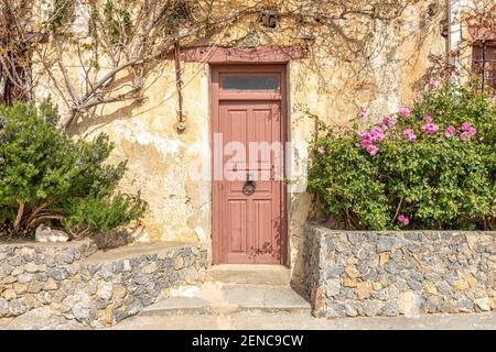 Alte braune Holztür in Rethymnon. Griechenland. Stockfoto