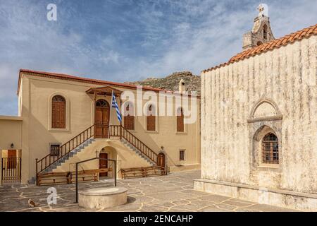 Blick auf den Innenhof des Klosters Preveli mit der Kirche des Heiligen Johannes in Griechenland, Insel Kreta. Stockfoto