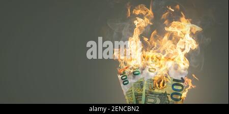 Brennendes Geld - 100 Euro Banknoten in Brand Stockfoto