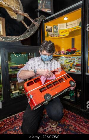 Pollock’s Toy Shop and Museum in Bloomsbury, London, das einen Crowdfunder ins Leben gerufen hat, um das Geschäft vor der endgültigen Schließung zu retten, London, Großbritannien Stockfoto