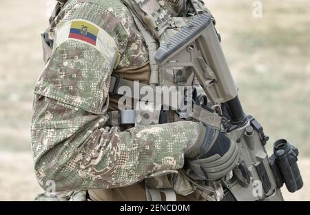 Soldat mit Sturmgewehr und Flagge Ecuadors auf Militäruniform. Collage. Stockfoto