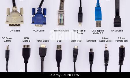 Computerkabel mit verschiedenen Anschlüssen für Netzwerk- und Datenverbindung auf weißem Hintergrund isoliert. Stockfoto