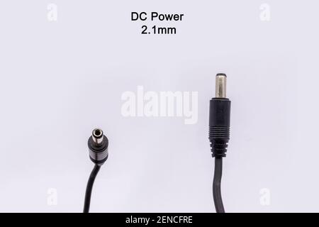 DC Power-2,1 Kabel aus verschiedenen Winkeln isoliert vor weißem Hintergrund. Stockfoto