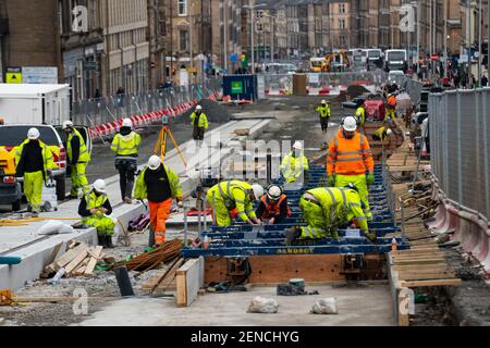 Bauarbeiter legen Gleise für das neue Edinburgh Tram Projekt auf Leith Walk, Edinburgh, Schottland, Großbritannien Stockfoto