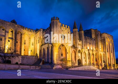 Berühmter Papstpalast, beleuchtet bei Nacht in Avignon, Vaucluse, Provence, Frankreich Stockfoto