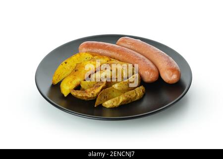 Teller mit gebratenen Kartoffeln und Würstchen isoliert auf weißem Hintergrund Stockfoto