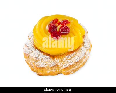 Eine Zeppola di San Giuseppe, traditionelles italienisches Gebäck für den Tag des Hl. Josef, auf isoliertem weißem Hintergrund geschnitten. Stockfoto