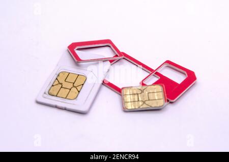 Teilnehmer-ID-Modul oder SIM-Karte. SIM-Karte in verschiedenen Größen isoliert auf weißem Hintergrund. Mini, micro, nano sim. gsm-Chip. Stockfoto