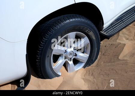 Nissan Patrol steckte in Sand, Abu Dhabi Emirate, Vereinigte Arabische Emirate Stockfoto