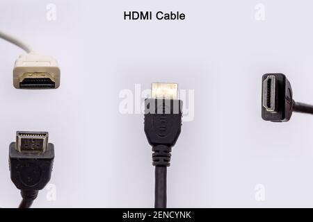 HDMI-Kabel aus verschiedenen Winkeln isoliert vor weißem Hintergrund. HDMI-Kabel für Monitor- und TV-Audio-Video-Anschluss Stockfoto