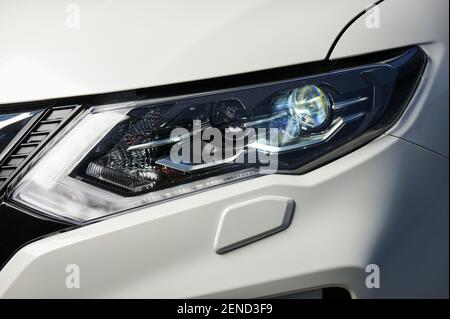 Moderne Autoscheinwerfer mit Waschanlage Nahaufnahme Stockfoto