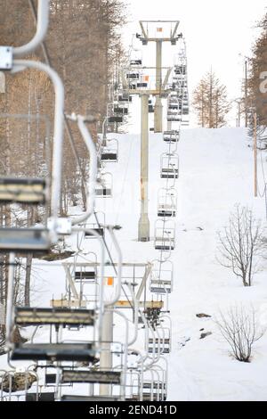 Illustration des Skigebiets Val d'Allos, La Foux, Alpes-de-Haute-Provence, Frankreich am 24. Februar 2021. Trotz der Schließung der Skilifte wegen staatlicher Beschränkungen im Zusammenhang mit der Gesundheitskrise von Covid-19 gibt es in den südlichen Alpen in dieser Wintersaison keinen Mangel an Aktivitäten, um Jung und Alt zufriedenzustellen. Skitouren, Schneeschuhwandern, Eiskarting, Snowboarden oder sogar Rodeln auf Schienen werden von denen bevorzugt, die den Schnee genießen wollen. Foto von Lionel Urman/ABACAPRESS.COM Stockfoto