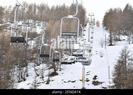 Illustration des Skigebiets Val d'Allos, La Foux, Alpes-de-Haute-Provence, Frankreich am 24. Februar 2021. Trotz der Schließung der Skilifte wegen staatlicher Beschränkungen im Zusammenhang mit der Gesundheitskrise von Covid-19 gibt es in den südlichen Alpen in dieser Wintersaison keinen Mangel an Aktivitäten, um Jung und Alt zufriedenzustellen. Skitouren, Schneeschuhwandern, Eiskarting, Snowboarden oder sogar Rodeln auf Schienen werden von denen bevorzugt, die den Schnee genießen wollen. Foto von Lionel Urman/ABACAPRESS.COM Stockfoto