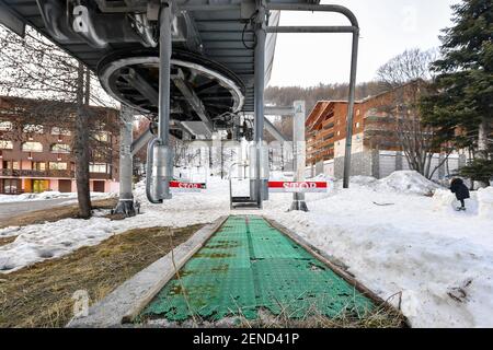 Illustration des Skigebiets Val d'Allos, La Foux, Alpes-de-Haute-Provence, Frankreich am 24. Februar 2021. Trotz der Schließung der Skilifte wegen staatlicher Beschränkungen im Zusammenhang mit der Gesundheitskrise von Covid-19 gibt es in den südlichen Alpen in dieser Wintersaison keinen Mangel an Aktivitäten, um Jung und Alt zufriedenzustellen. Skitouren, Schneeschuhwandern, Eiskarting, Snowboarden oder sogar Rodeln auf Schienen werden von denen bevorzugt, die den Schnee genießen wollen. Foto von Lionel Urman/ABACAPRESS.COM Stockfoto