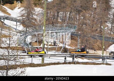 Illustration des Skigebiets Val d'Allos, La Foux, Alpes-de-Haute-Provence, Frankreich am 24. Februar 2021. Trotz der Schließung der Skilifte wegen staatlicher Beschränkungen im Zusammenhang mit der Gesundheitskrise von Covid-19 gibt es in den südlichen Alpen in dieser Wintersaison keinen Mangel an Aktivitäten, um Jung und Alt zufriedenzustellen. Skitouren, Schneeschuhwandern, Eiskarting, Snowboarden oder sogar Rodeln auf Schienen werden von denen bevorzugt, die den Schnee genießen wollen. Foto von Lionel Urman/ABACAPRESS.COM Stockfoto