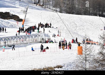 Illustration des Skigebiets Val d'Allos, La Foux, Alpes-de-Haute-Provence, Frankreich am 24. Februar 2021. Trotz der Schließung der Skilifte wegen staatlicher Beschränkungen im Zusammenhang mit der Gesundheitskrise von Covid-19 gibt es in den südlichen Alpen in dieser Wintersaison keinen Mangel an Aktivitäten, um Jung und Alt zufriedenzustellen. Skitouren, Schneeschuhwandern, Eiskarting, Snowboarden oder sogar Rodeln auf Schienen werden von denen bevorzugt, die den Schnee genießen wollen. Foto von Lionel Urman/ABACAPRESS.COM Stockfoto