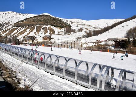 Illustration des Skigebiets Val d'Allos, La Foux, Alpes-de-Haute-Provence, Frankreich am 24. Februar 2021. Trotz der Schließung der Skilifte wegen staatlicher Beschränkungen im Zusammenhang mit der Gesundheitskrise von Covid-19 gibt es in den südlichen Alpen in dieser Wintersaison keinen Mangel an Aktivitäten, um Jung und Alt zufriedenzustellen. Skitouren, Schneeschuhwandern, Eiskarting, Snowboarden oder sogar Rodeln auf Schienen werden von denen bevorzugt, die den Schnee genießen wollen. Foto von Lionel Urman/ABACAPRESS.COM Stockfoto