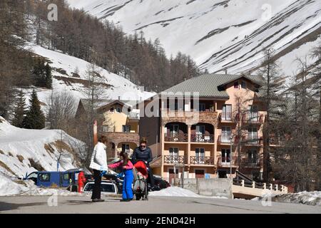 Illustration des Skigebiets Val d'Allos, La Foux, Alpes-de-Haute-Provence, Frankreich am 24. Februar 2021. Trotz der Schließung der Skilifte wegen staatlicher Beschränkungen im Zusammenhang mit der Gesundheitskrise von Covid-19 gibt es in den südlichen Alpen in dieser Wintersaison keinen Mangel an Aktivitäten, um Jung und Alt zufriedenzustellen. Skitouren, Schneeschuhwandern, Eiskarting, Snowboarden oder sogar Rodeln auf Schienen werden von denen bevorzugt, die den Schnee genießen wollen. Foto von Lionel Urman/ABACAPRESS.COM Stockfoto