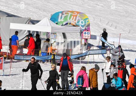 Illustration des Skigebiets Val d'Allos, La Foux, Alpes-de-Haute-Provence, Frankreich am 24. Februar 2021. Trotz der Schließung der Skilifte wegen staatlicher Beschränkungen im Zusammenhang mit der Gesundheitskrise von Covid-19 gibt es in den südlichen Alpen in dieser Wintersaison keinen Mangel an Aktivitäten, um Jung und Alt zufriedenzustellen. Skitouren, Schneeschuhwandern, Eiskarting, Snowboarden oder sogar Rodeln auf Schienen werden von denen bevorzugt, die den Schnee genießen wollen. Foto von Lionel Urman/ABACAPRESS.COM Stockfoto