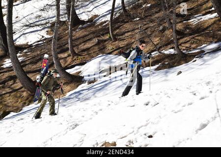 Illustration des Skigebiets Val d'Allos, La Foux, Alpes-de-Haute-Provence, Frankreich am 24. Februar 2021. Trotz der Schließung der Skilifte wegen staatlicher Beschränkungen im Zusammenhang mit der Gesundheitskrise von Covid-19 gibt es in den südlichen Alpen in dieser Wintersaison keinen Mangel an Aktivitäten, um Jung und Alt zufriedenzustellen. Skitouren, Schneeschuhwandern, Eiskarting, Snowboarden oder sogar Rodeln auf Schienen werden von denen bevorzugt, die den Schnee genießen wollen. Foto von Lionel Urman/ABACAPRESS.COM Stockfoto