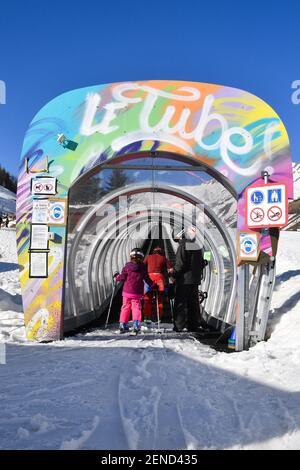 Illustration des Skigebiets Val d'Allos, La Foux, Alpes-de-Haute-Provence, Frankreich am 24. Februar 2021. Trotz der Schließung der Skilifte wegen staatlicher Beschränkungen im Zusammenhang mit der Gesundheitskrise von Covid-19 gibt es in den südlichen Alpen in dieser Wintersaison keinen Mangel an Aktivitäten, um Jung und Alt zufriedenzustellen. Skitouren, Schneeschuhwandern, Eiskarting, Snowboarden oder sogar Rodeln auf Schienen werden von denen bevorzugt, die den Schnee genießen wollen. Foto von Lionel Urman/ABACAPRESS.COM Stockfoto