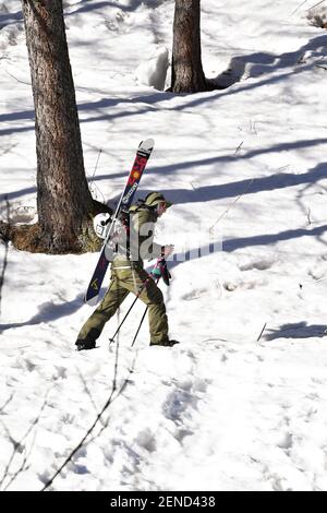 Illustration des Skigebiets Val d'Allos, La Foux, Alpes-de-Haute-Provence, Frankreich am 24. Februar 2021. Trotz der Schließung der Skilifte wegen staatlicher Beschränkungen im Zusammenhang mit der Gesundheitskrise von Covid-19 gibt es in den südlichen Alpen in dieser Wintersaison keinen Mangel an Aktivitäten, um Jung und Alt zufriedenzustellen. Skitouren, Schneeschuhwandern, Eiskarting, Snowboarden oder sogar Rodeln auf Schienen werden von denen bevorzugt, die den Schnee genießen wollen. Foto von Lionel Urman/ABACAPRESS.COM Stockfoto