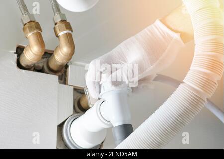 Klempner Installation Rohre im Bad unter Waschbecken Nahaufnahme Stockfoto