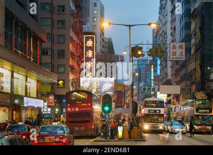 Hongkong, China. Nathan Road, Kowloon in der Abenddämmerung. Stockfoto