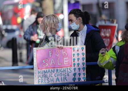 London, Großbritannien. Februar 2021, 26th. LONDON, GROSSBRITANNIEN. Der letzte Protestierende, bekannt als Bradley, wird aus dem Tunnel-Protest von HS2 am Bahnhof Euston entfernt. Friday 26th February2021 (Kredit: Pat Scaasi - MI Nachrichten) Kredit: MI Nachrichten & Sport /Alamy Live Nachrichten Stockfoto