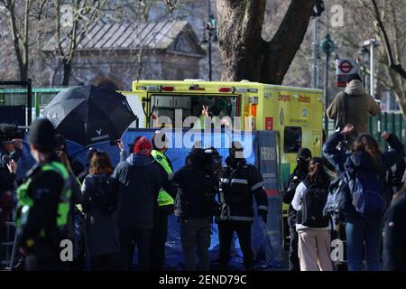 London, Großbritannien. Februar 2021, 26th. LONDON, GROSSBRITANNIEN. Der letzte Protestierende, bekannt als Bradley, wird aus dem Tunnel-Protest von HS2 am Bahnhof Euston entfernt. Friday 26th February2021 (Kredit: Pat Scaasi - MI Nachrichten) Kredit: MI Nachrichten & Sport /Alamy Live Nachrichten Stockfoto