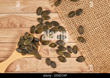 Dunkel geröstete Kürbiskerne ohne Schalen auf Holztisch Stockfoto