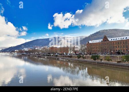 Heidelberg, Deutschland - Februar 2021: Neckar mit Odenwald-Waldhügel mit historischem Schloss. Blick von der Theodor-Heuss-Brücke an sonnigem Wintertag Stockfoto