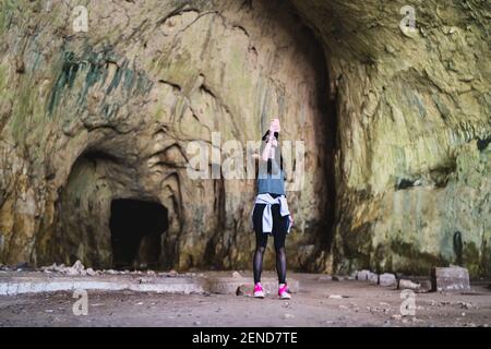 Mädchen machen Foto mit Smartphone in Schriftart devetashka Höhle In der Nähe von lovech Stockfoto