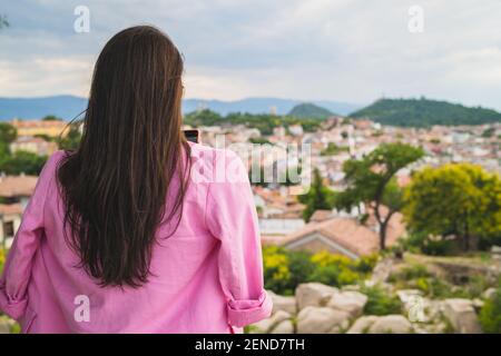 Rückansicht der weiblichen Touristen fotografieren in Plovdiv, der europäischen Kulturhauptstadt Stockfoto