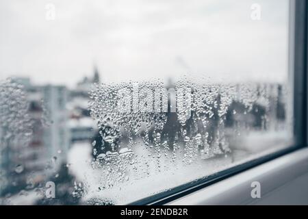 Stark taufiges oder nebeliges Fenster, Fenster während der frostigen Jahreszeit falsch eingestellt Stockfoto