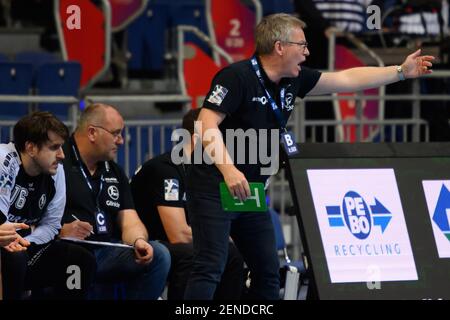 Hannover, Deutschland. Februar 2021, 25th. Handball: Bundesliga, TSV Hannover-Burgdorf - MT Melsungen, Matchday 9 in der ZAG Arena. Melsungen Trainer Gudmundur Gudmundsson Gesten. Quelle: Swen Pförtner/dpa/Alamy Live News Stockfoto