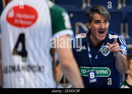 Hannover, Deutschland. Februar 2021, 25th. Handball: Bundesliga, TSV Hannover-Burgdorf - MT Melsungen, Matchday 9 in der ZAG Arena. Hannovers Trainer Antonio Carlos Ortega Gesten. Quelle: Swen Pförtner/dpa/Alamy Live News Stockfoto