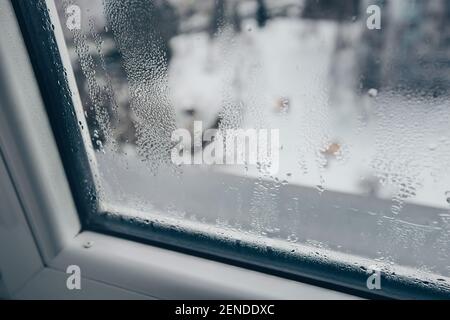 Stark taufiges oder nebeliges Fenster, Fenster während der frostigen Jahreszeit falsch eingestellt Stockfoto