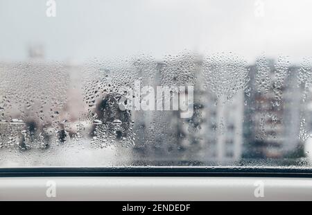 Stark taufiges oder nebeliges Fenster, Fenster während der frostigen Jahreszeit falsch eingestellt Stockfoto