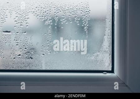 Stark taufiges oder nebeliges Fenster, Fenster während der frostigen Jahreszeit falsch eingestellt Stockfoto