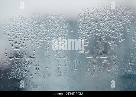 Stark taufiges oder nebeliges Fenster, Fenster während der frostigen Jahreszeit falsch eingestellt Stockfoto