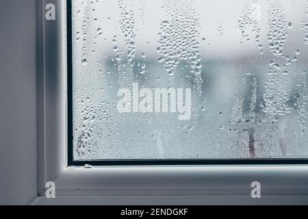 Stark taufiges oder nebeliges Fenster, Fenster während der frostigen Jahreszeit falsch eingestellt Stockfoto