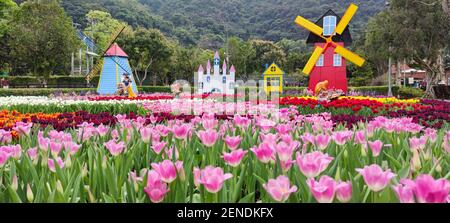 Taipei, Taiwan, Februar 26 2021: Dekorative holländische Mühle und ein Boot mit zwei Figuren am Eingang zum Shilin Residence Park für die Tulip Show 2021 Stockfoto