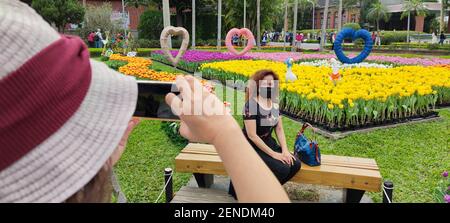 Taipei, Taiwan, Februar 26 2021: Dekorative holländische Mühle und ein Boot mit zwei Figuren am Eingang zum Shilin Residence Park für die Tulip Show 2021 Stockfoto